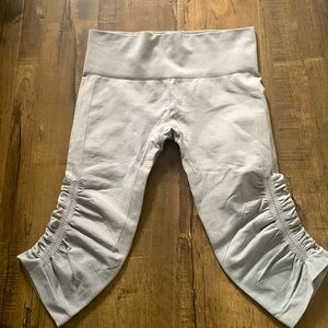 Women’s grey lululemon crop pant